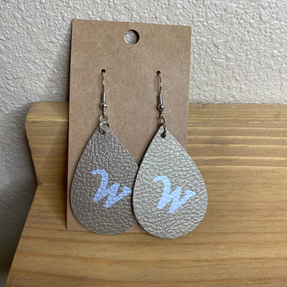 New! Lot of 8 Monogram W Leather Earrings - Picture 9 of 10